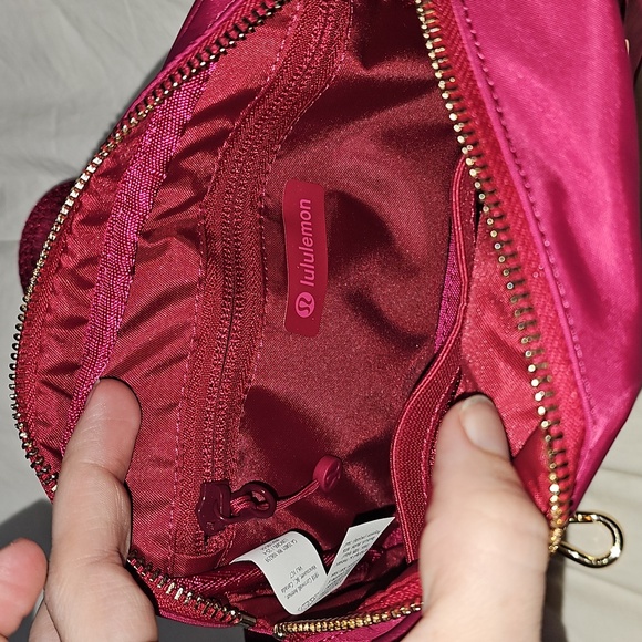 Lululemon Everywhere Crossbody Bag! Metal Hardware! BRML/GOLD!! - Picture 10 of 12